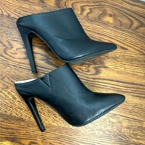 Liliana 4in heel, faux leather, pointed toe, classic black.
Worn twice.